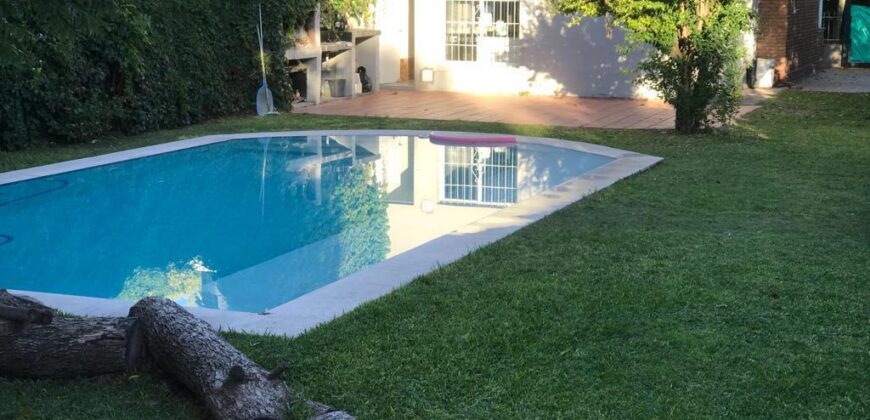 Casa con piscina en Roldán